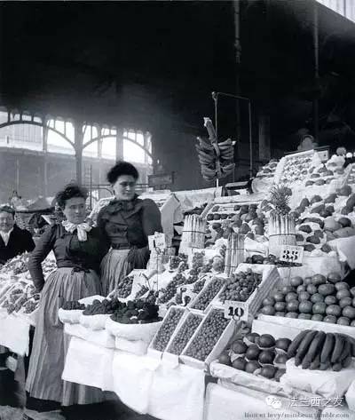 1900年在Les Halles卖水果的劳动妇女