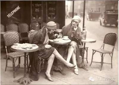 1927年，两位窈窕淑女在左岸喝咖啡