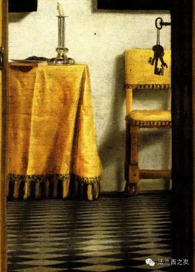 画面细节：地上的一双女式拖鞋