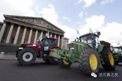 农民领袖在大屏幕前演讲