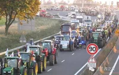 2015年7月：麦秸堆在马路上