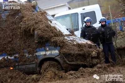 2014年8月：牛奶喷警察