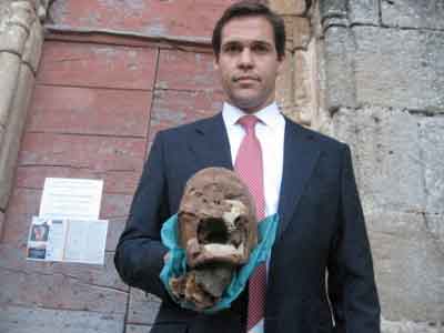 颠沛流离的法王头颅