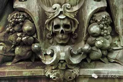墓穴上刻着的邪恶生灵
