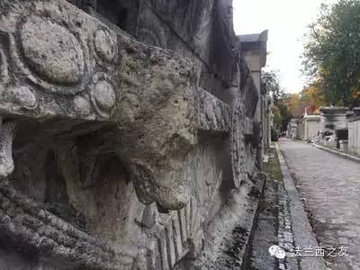 墓穴基座上的狼头与神秘符号