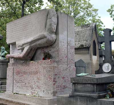 充满吻痕的巴黎「王尔德之墓」