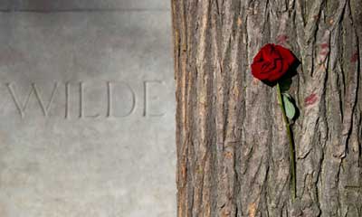 充满吻痕的巴黎「王尔德之墓」