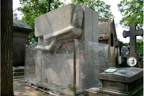 充满吻痕的巴黎「王尔德之墓」