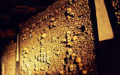 揭秘巴黎地下墓穴：白骨堆砌的尊严