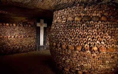 揭秘巴黎地下墓穴:白骨堆砌的尊严