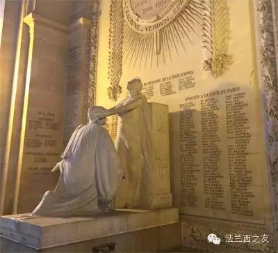 教堂内一战阵亡将士纪念墙——刻有牺牲者姓名