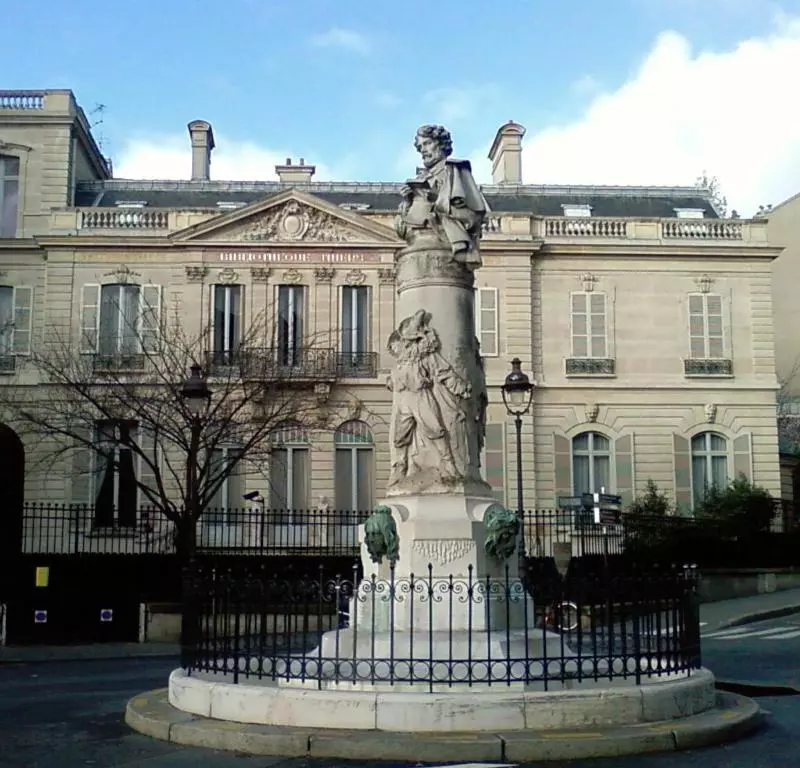 新雅典街区文艺巴黎漫步——肖邦乔治桑德加梵高