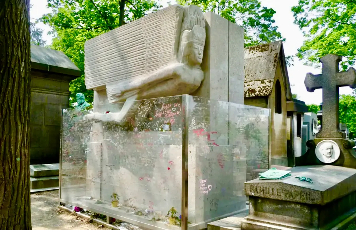 王尔德墓·飞天天使与口红印记