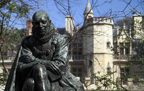 龙沙雕像·让法语成为诗人的语言