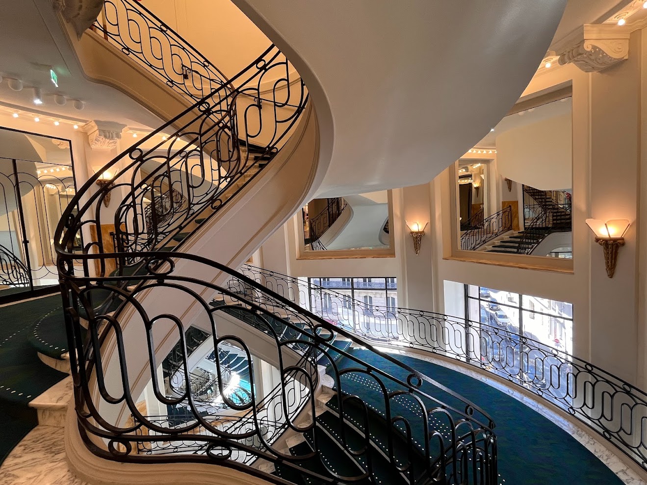 巴黎没有烧·华丽旋转楼梯