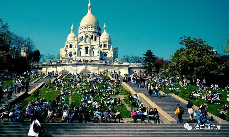 圣心堂台阶上的人群