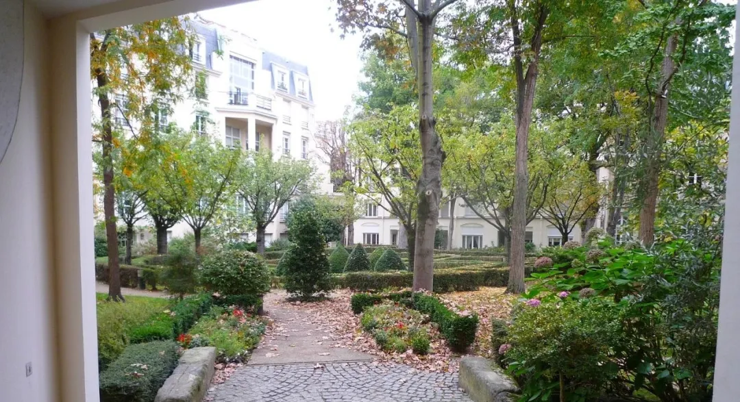 隐秘庭院花园·《新世纪》大门